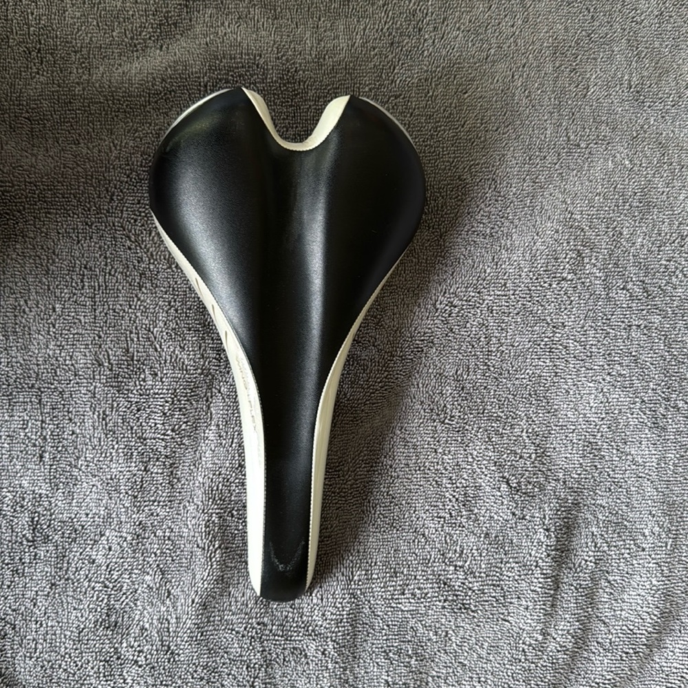 Fizik Italian brand vesta wing flex bike saddle